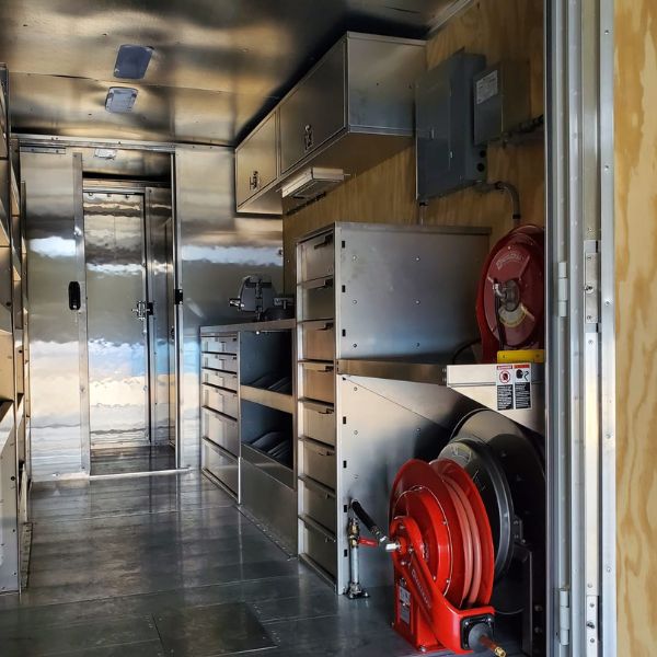 Professionell ausgebauter Laderaum eines Service-Transporters mit Regalen.