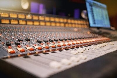 Professionelles Mischpult mit Reglern und Monitor im Tonstudio